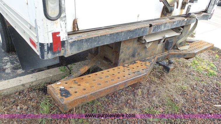 image for item L2153 2005 GMC Savana G3500 box truck