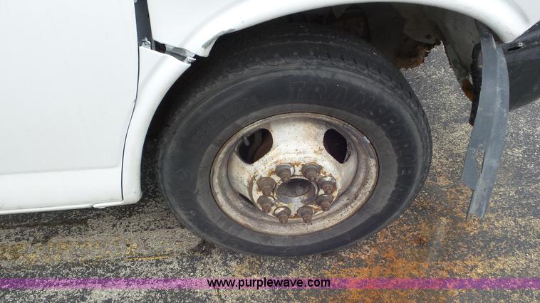 image for item L2153 2005 GMC Savana G3500 box truck