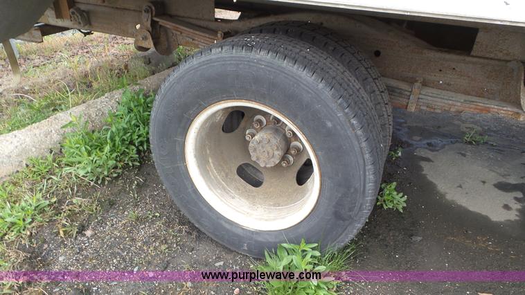 image for item L2153 2005 GMC Savana G3500 box truck