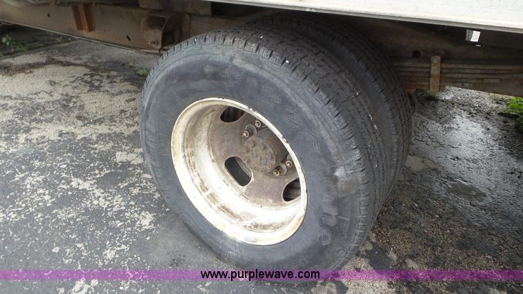 image for item L2153 2005 GMC Savana G3500 box truck