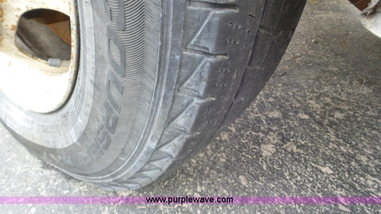 image for item L2153 2005 GMC Savana G3500 box truck