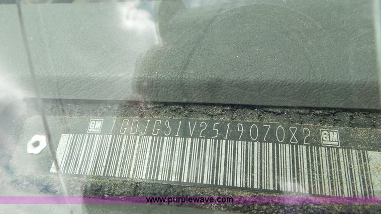 image for item L2153 2005 GMC Savana G3500 box truck