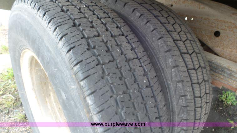 image for item L2153 2005 GMC Savana G3500 box truck