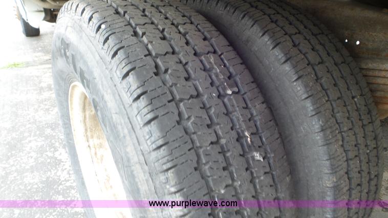 image for item L2153 2005 GMC Savana G3500 box truck