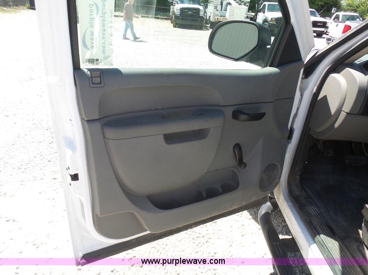 image for item L7033 2010 Chevrolet Silverado 1500 pickup truck