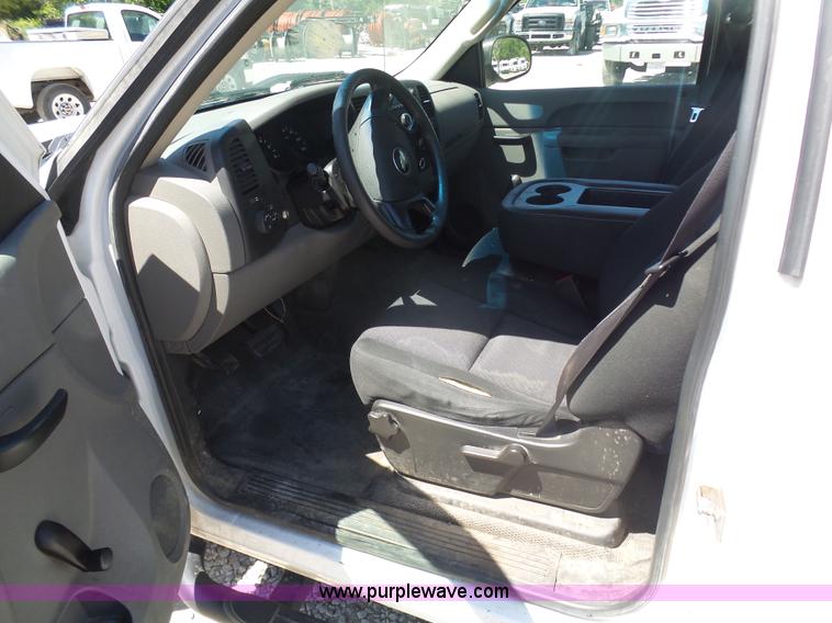 image for item L7033 2010 Chevrolet Silverado 1500 pickup truck