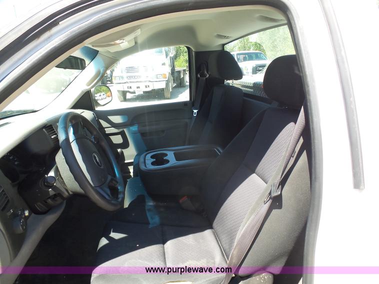 image for item L7033 2010 Chevrolet Silverado 1500 pickup truck