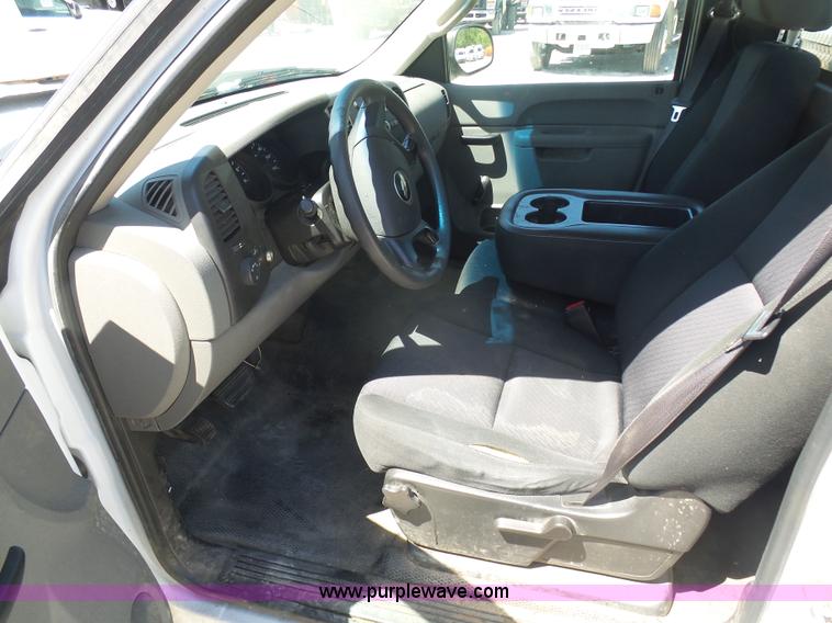 image for item L7033 2010 Chevrolet Silverado 1500 pickup truck