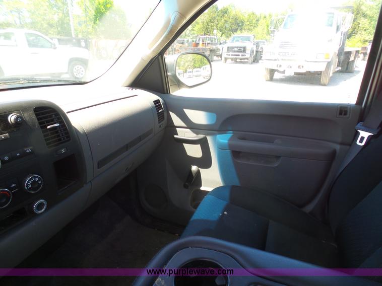 image for item L7033 2010 Chevrolet Silverado 1500 pickup truck