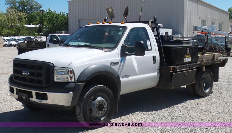 image for item L7036 2007 Ford F550 Super Duty XL flatbed pickup truck