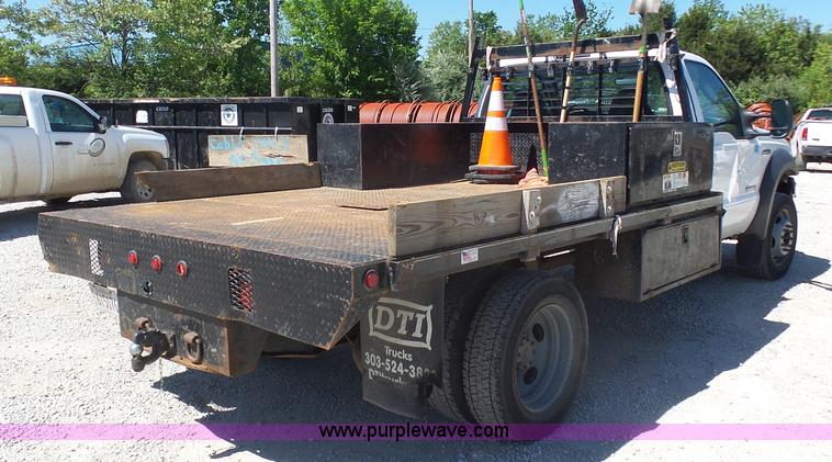 image for item L7036 2007 Ford F550 Super Duty XL flatbed pickup truck