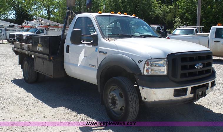 image for item L7036 2007 Ford F550 Super Duty XL flatbed pickup truck