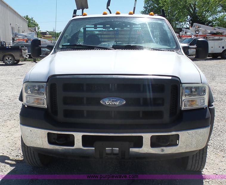 image for item L7036 2007 Ford F550 Super Duty XL flatbed pickup truck