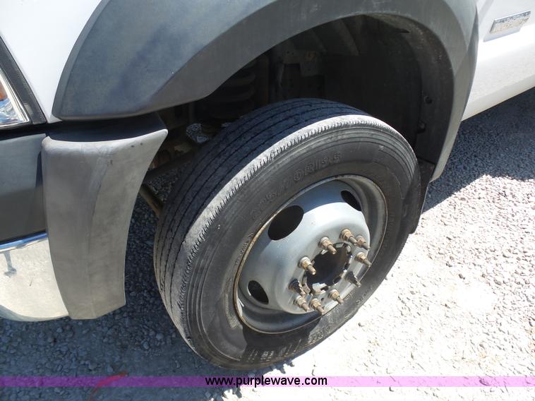 image for item L7036 2007 Ford F550 Super Duty XL flatbed pickup truck