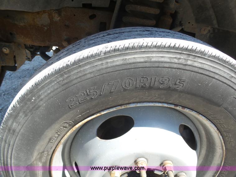 image for item L7036 2007 Ford F550 Super Duty XL flatbed pickup truck