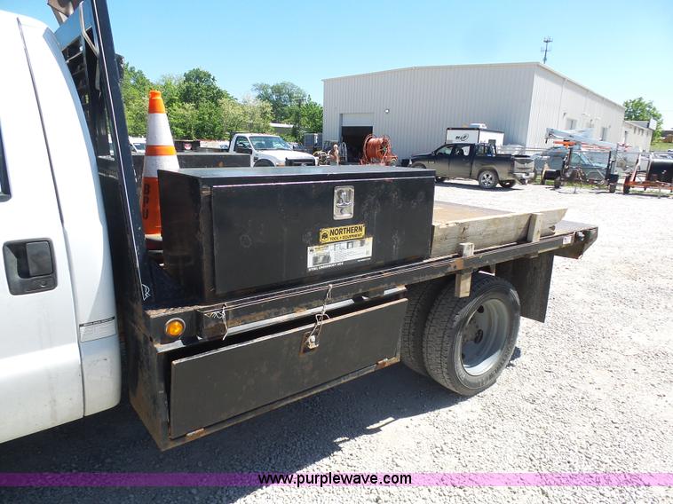 image for item L7036 2007 Ford F550 Super Duty XL flatbed pickup truck