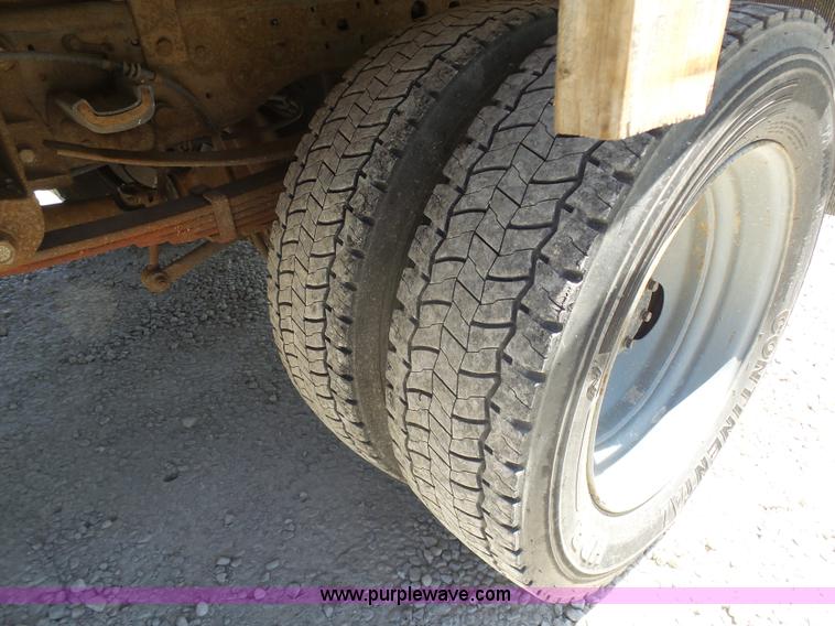 image for item L7036 2007 Ford F550 Super Duty XL flatbed pickup truck