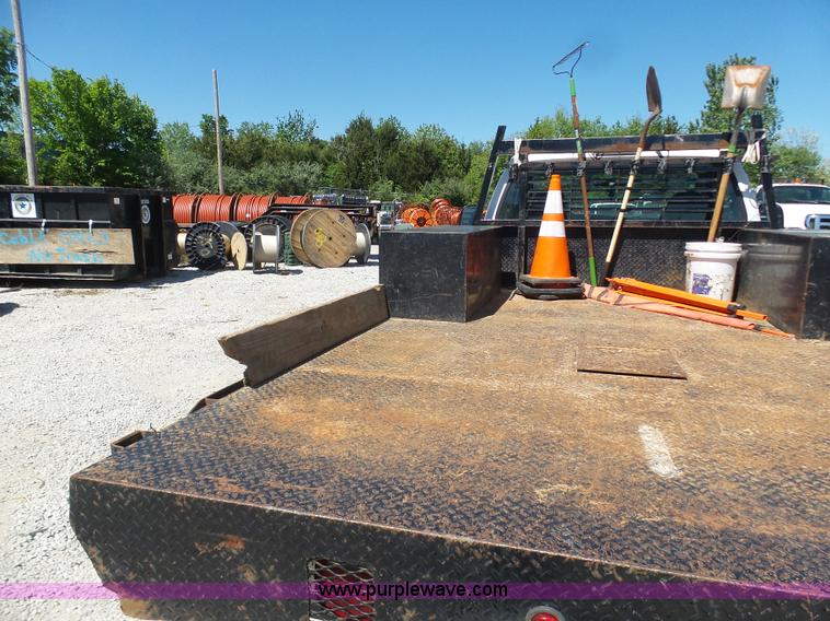 image for item L7036 2007 Ford F550 Super Duty XL flatbed pickup truck