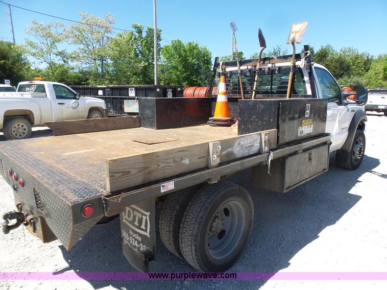 image for item L7036 2007 Ford F550 Super Duty XL flatbed pickup truck