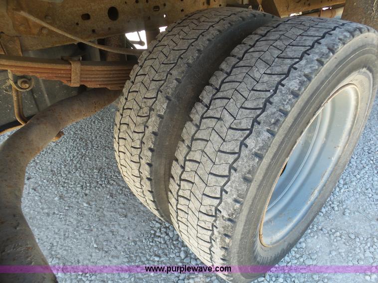 image for item L7036 2007 Ford F550 Super Duty XL flatbed pickup truck