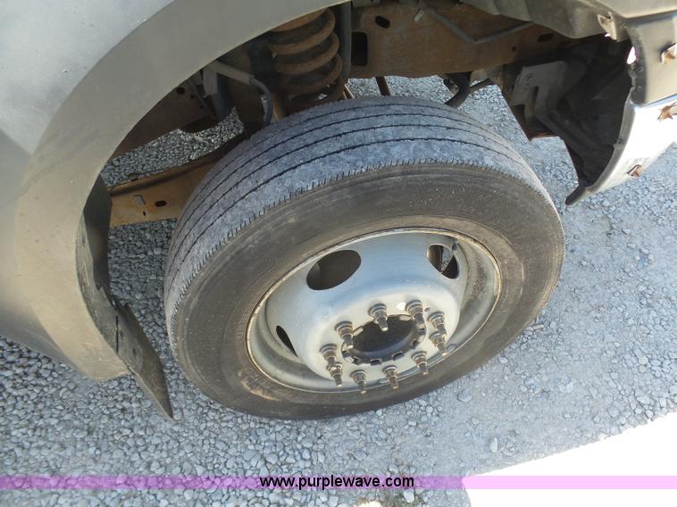 image for item L7036 2007 Ford F550 Super Duty XL flatbed pickup truck