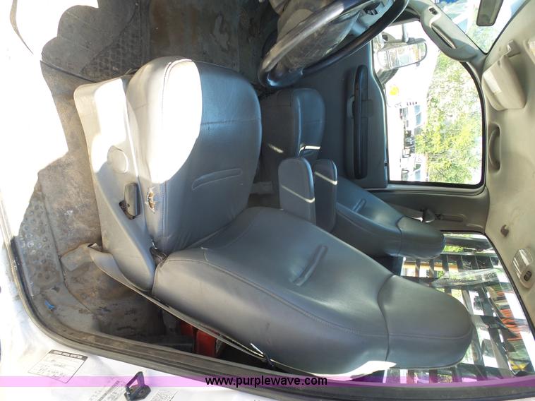 image for item L7036 2007 Ford F550 Super Duty XL flatbed pickup truck