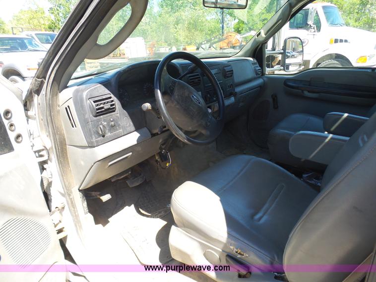 image for item L7036 2007 Ford F550 Super Duty XL flatbed pickup truck