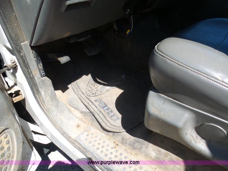 image for item L7036 2007 Ford F550 Super Duty XL flatbed pickup truck