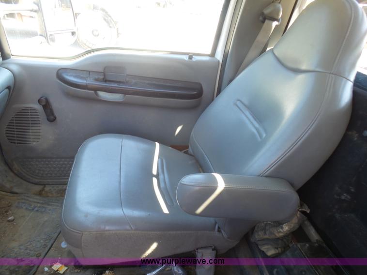 image for item L7036 2007 Ford F550 Super Duty XL flatbed pickup truck