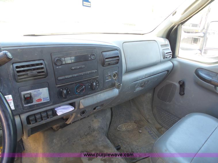 image for item L7036 2007 Ford F550 Super Duty XL flatbed pickup truck