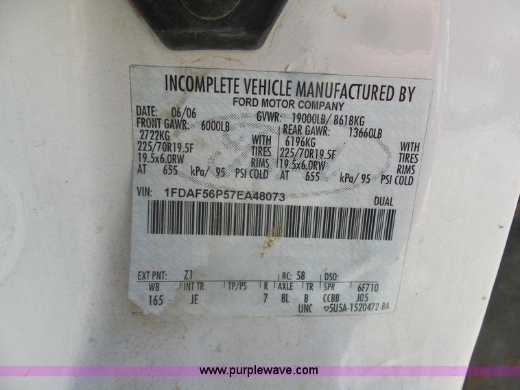 image for item L7036 2007 Ford F550 Super Duty XL flatbed pickup truck