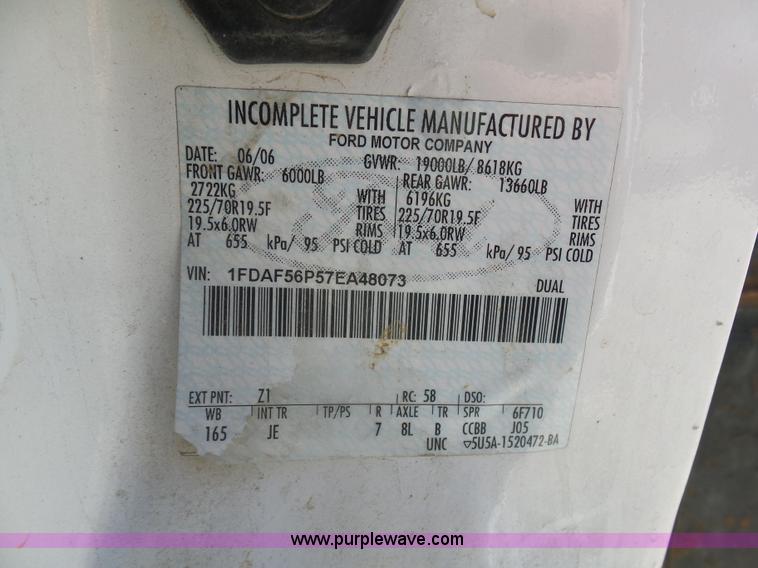 image for item L7036 2007 Ford F550 Super Duty XL flatbed pickup truck