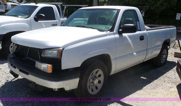 image for item L7037 2006 Chevrolet Silverado 1500 pickup truck