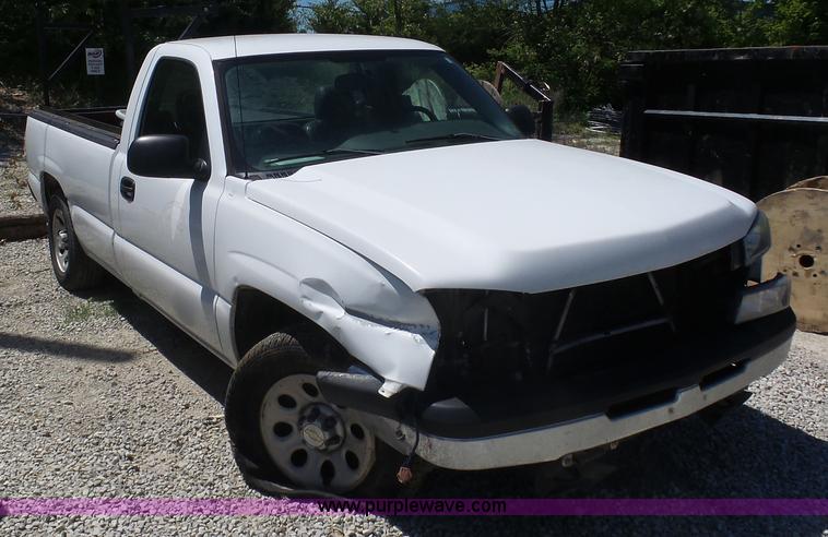image for item L7037 2006 Chevrolet Silverado 1500 pickup truck