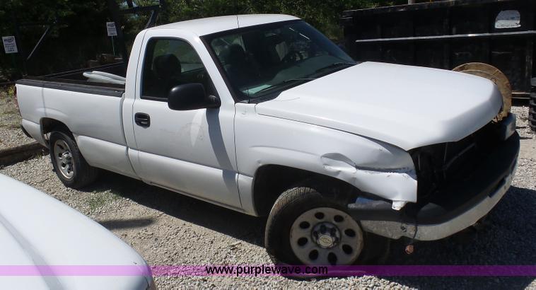 image for item L7037 2006 Chevrolet Silverado 1500 pickup truck