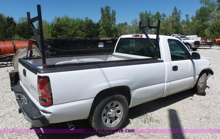image for item L7037 2006 Chevrolet Silverado 1500 pickup truck