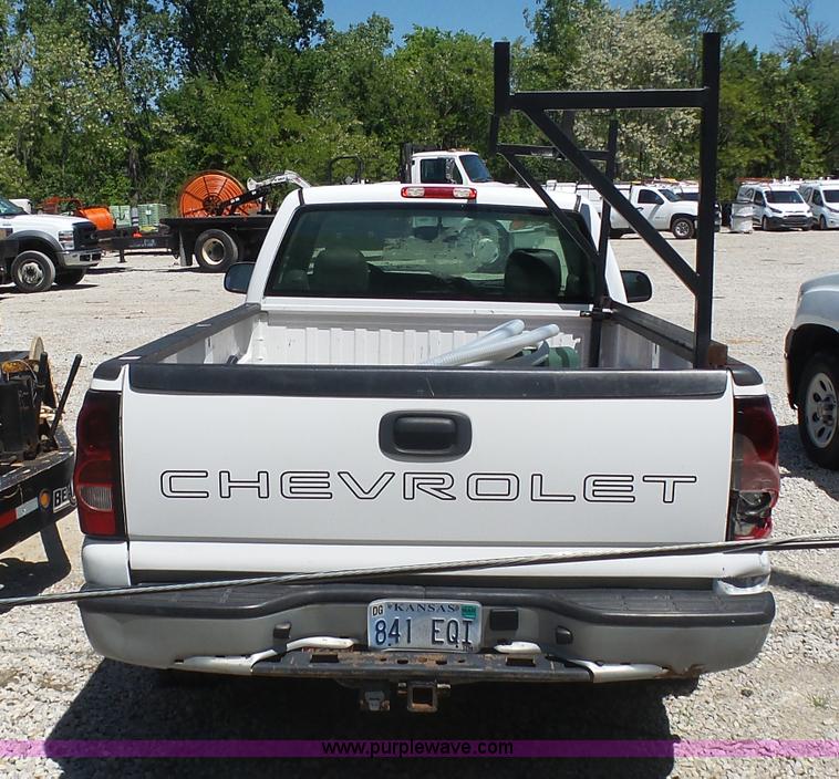 image for item L7037 2006 Chevrolet Silverado 1500 pickup truck