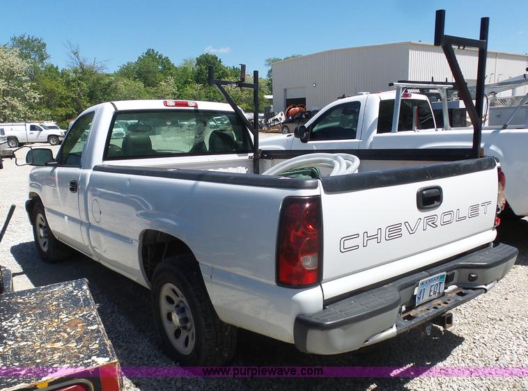 image for item L7037 2006 Chevrolet Silverado 1500 pickup truck