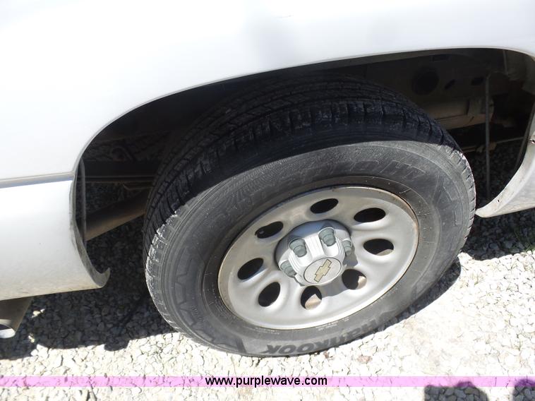 image for item L7037 2006 Chevrolet Silverado 1500 pickup truck