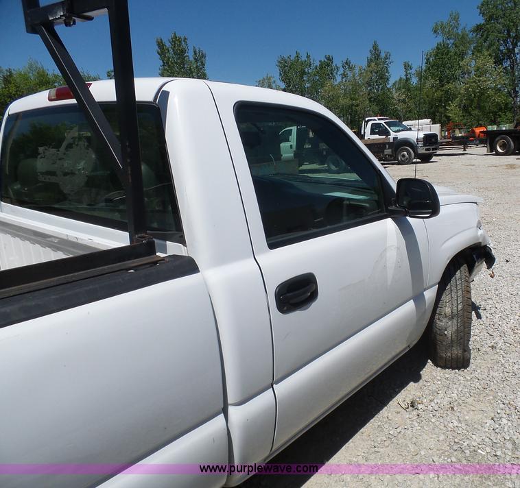 image for item L7037 2006 Chevrolet Silverado 1500 pickup truck