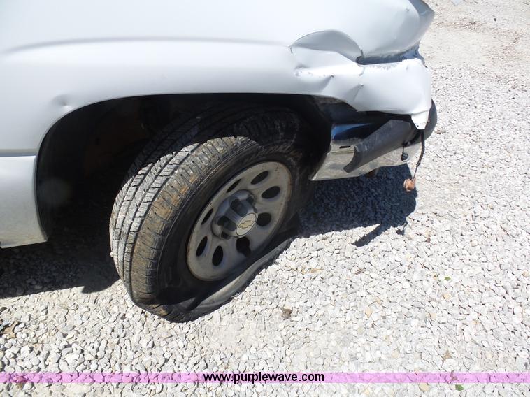 image for item L7037 2006 Chevrolet Silverado 1500 pickup truck