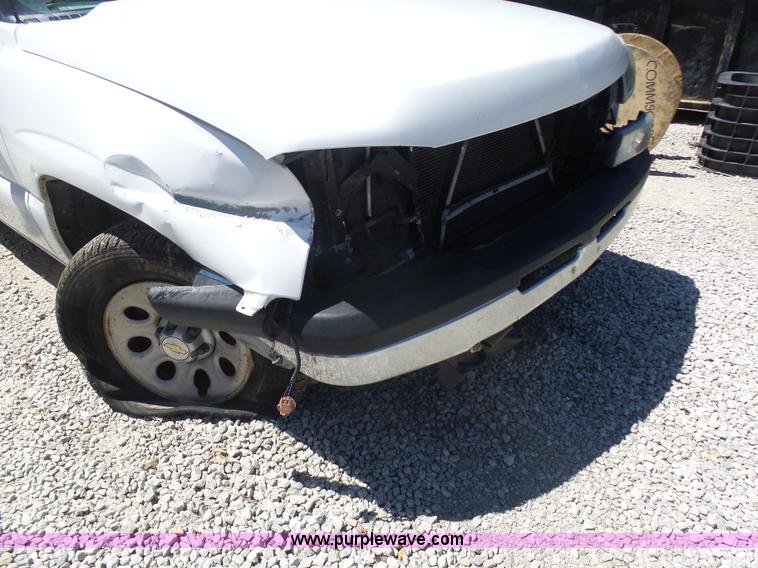 image for item L7037 2006 Chevrolet Silverado 1500 pickup truck