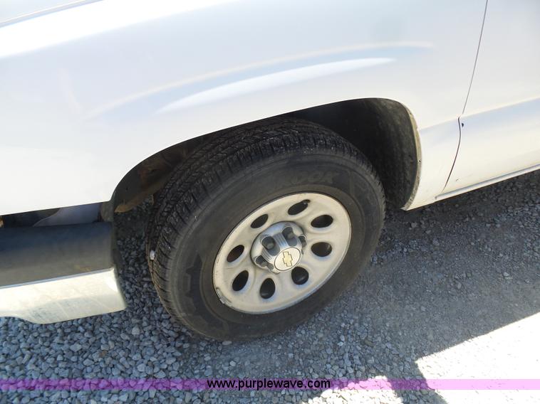 image for item L7037 2006 Chevrolet Silverado 1500 pickup truck