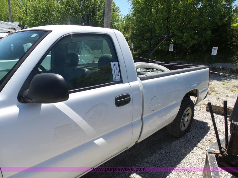 image for item L7037 2006 Chevrolet Silverado 1500 pickup truck