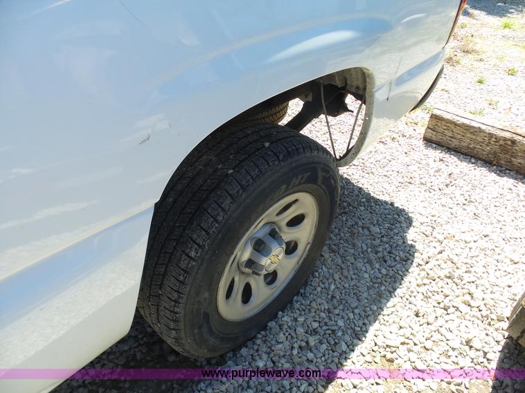 image for item L7037 2006 Chevrolet Silverado 1500 pickup truck