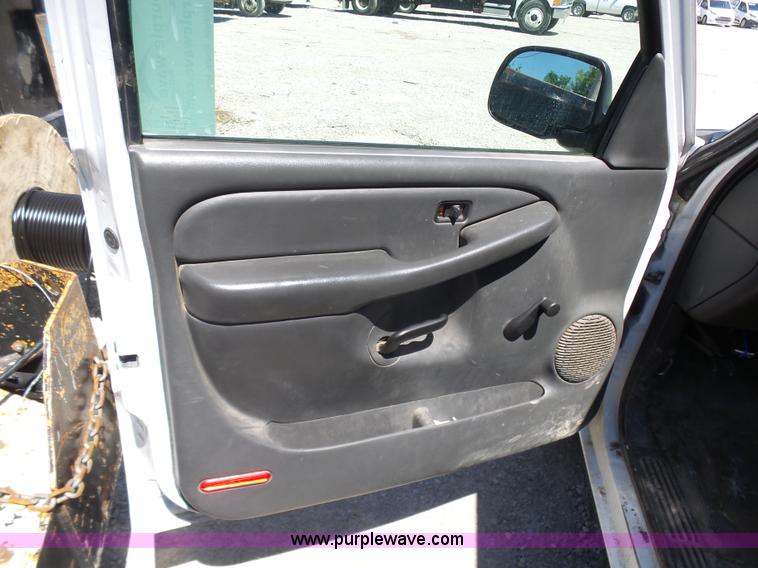 image for item L7037 2006 Chevrolet Silverado 1500 pickup truck