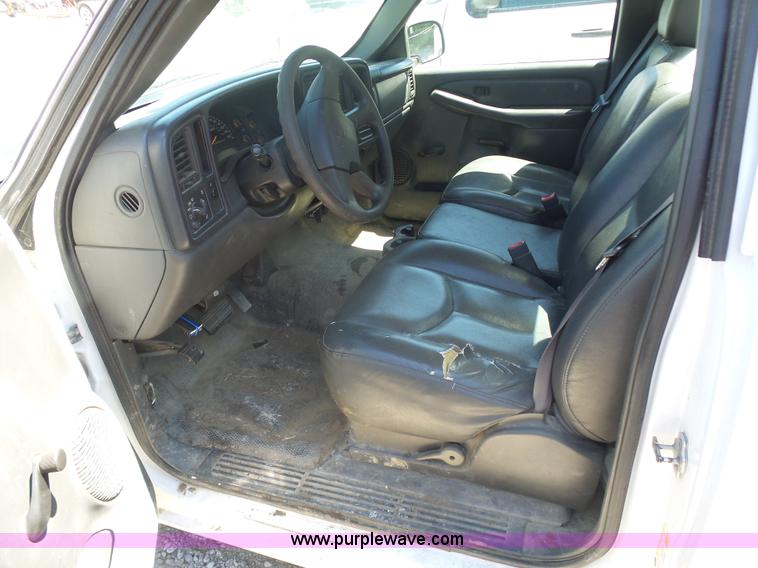 image for item L7037 2006 Chevrolet Silverado 1500 pickup truck