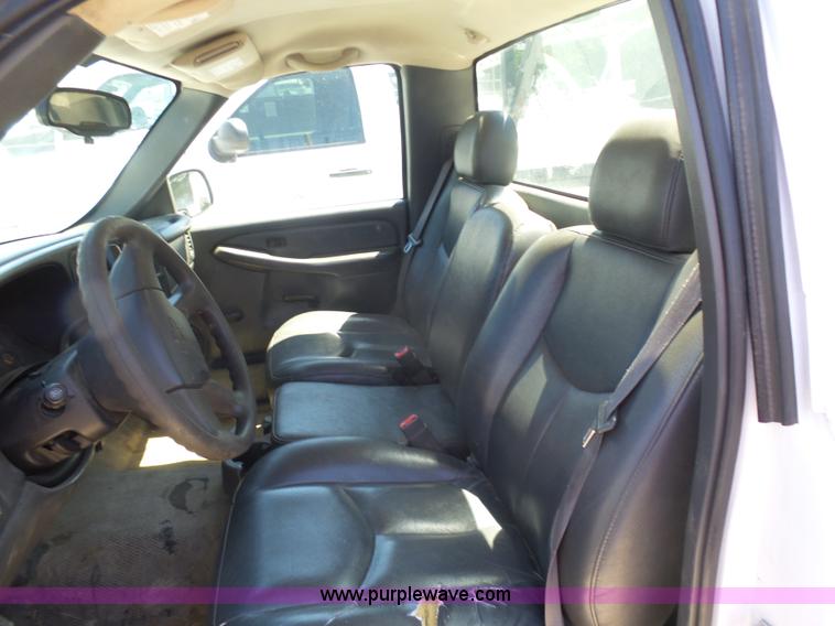 image for item L7037 2006 Chevrolet Silverado 1500 pickup truck