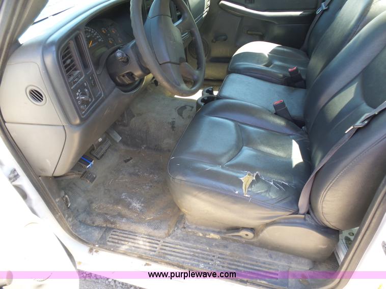 image for item L7037 2006 Chevrolet Silverado 1500 pickup truck