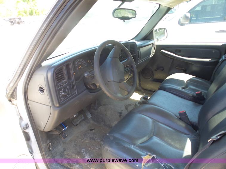 image for item L7037 2006 Chevrolet Silverado 1500 pickup truck